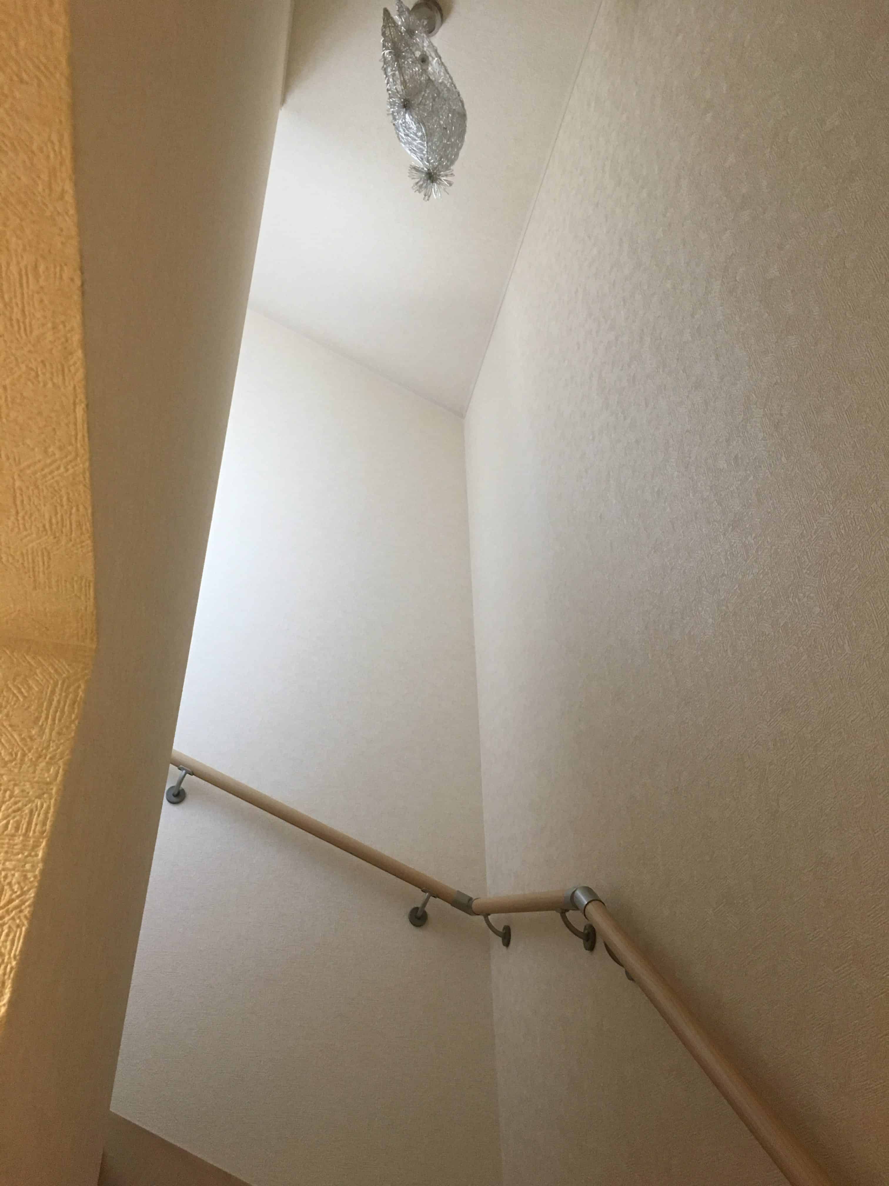 北九州小倉南区のお客様から質問いただきました。「階段の天井に照明器具を取り付けてもらう事ってできますか⁉️位置が高すぎるので、取り付けできなくて…」