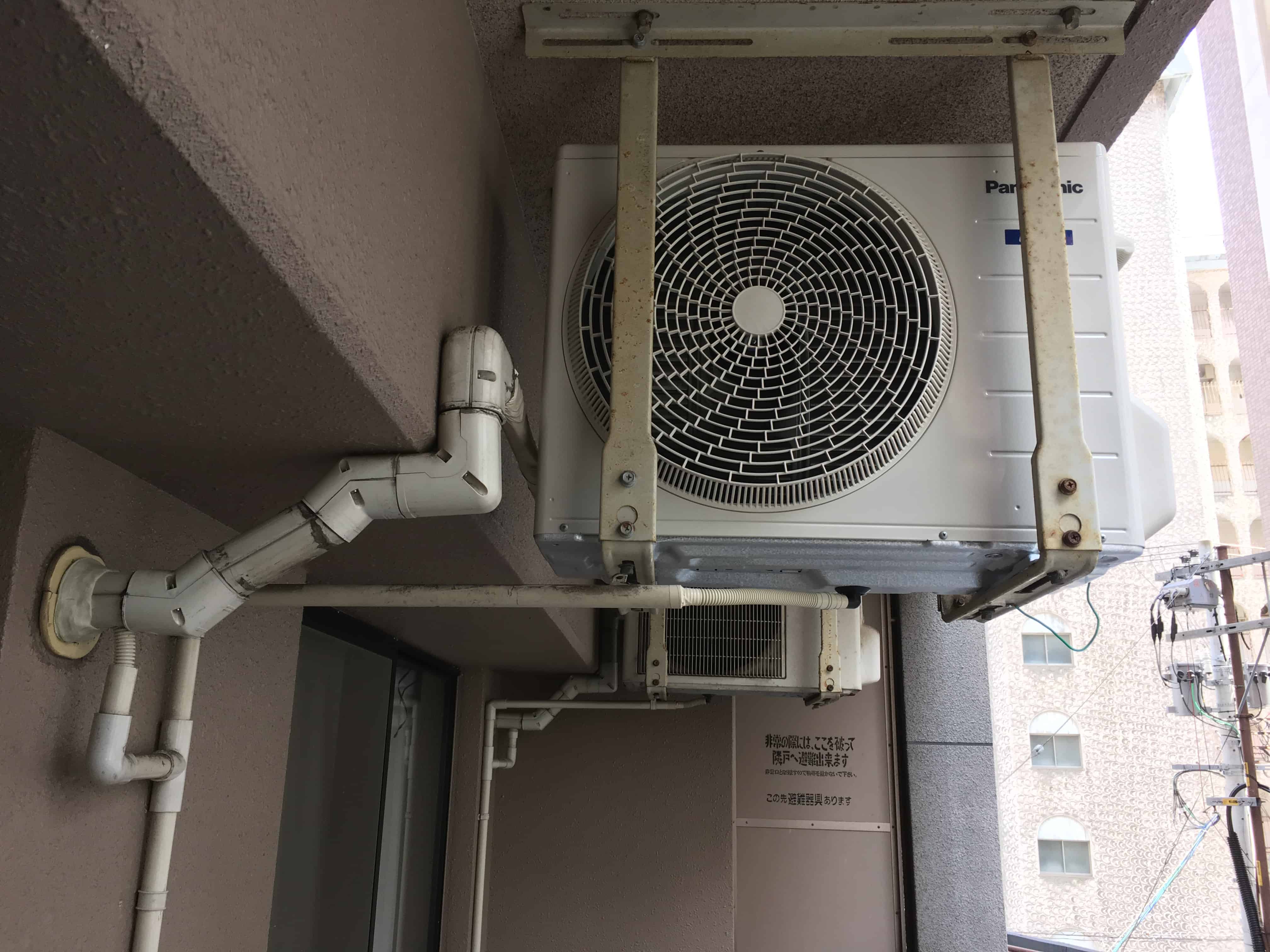 北九州市小倉北区にて。エアコン室外機天吊り工事、配管ダクト工法のデメリットとは？