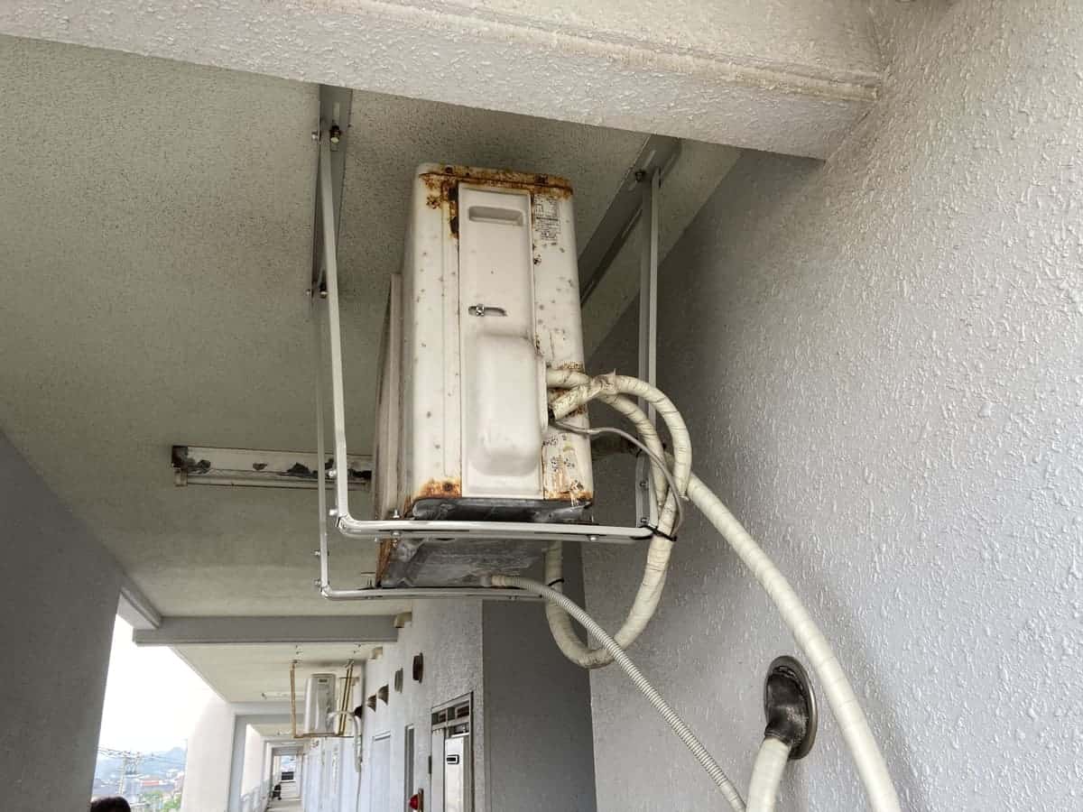 北九州でのエアコン室外機天吊金具の交換工事ならこちらへ。
