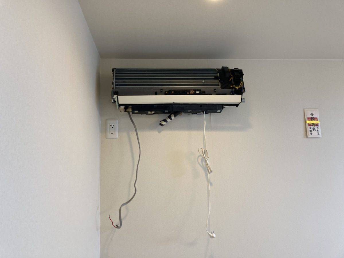 北九州 エアコン隠蔽配管工事 配管そのままにエアコン本体だけ脱着、交換できます。 スリーエイチ デンキ北九州