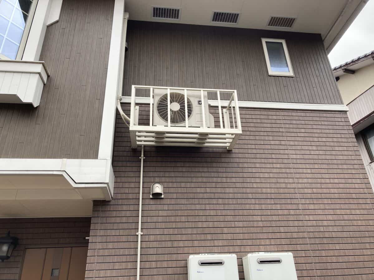 エアコン室外機の2階壁掛け仕様工事 中間市にて スリーエイチ デンキ北九州