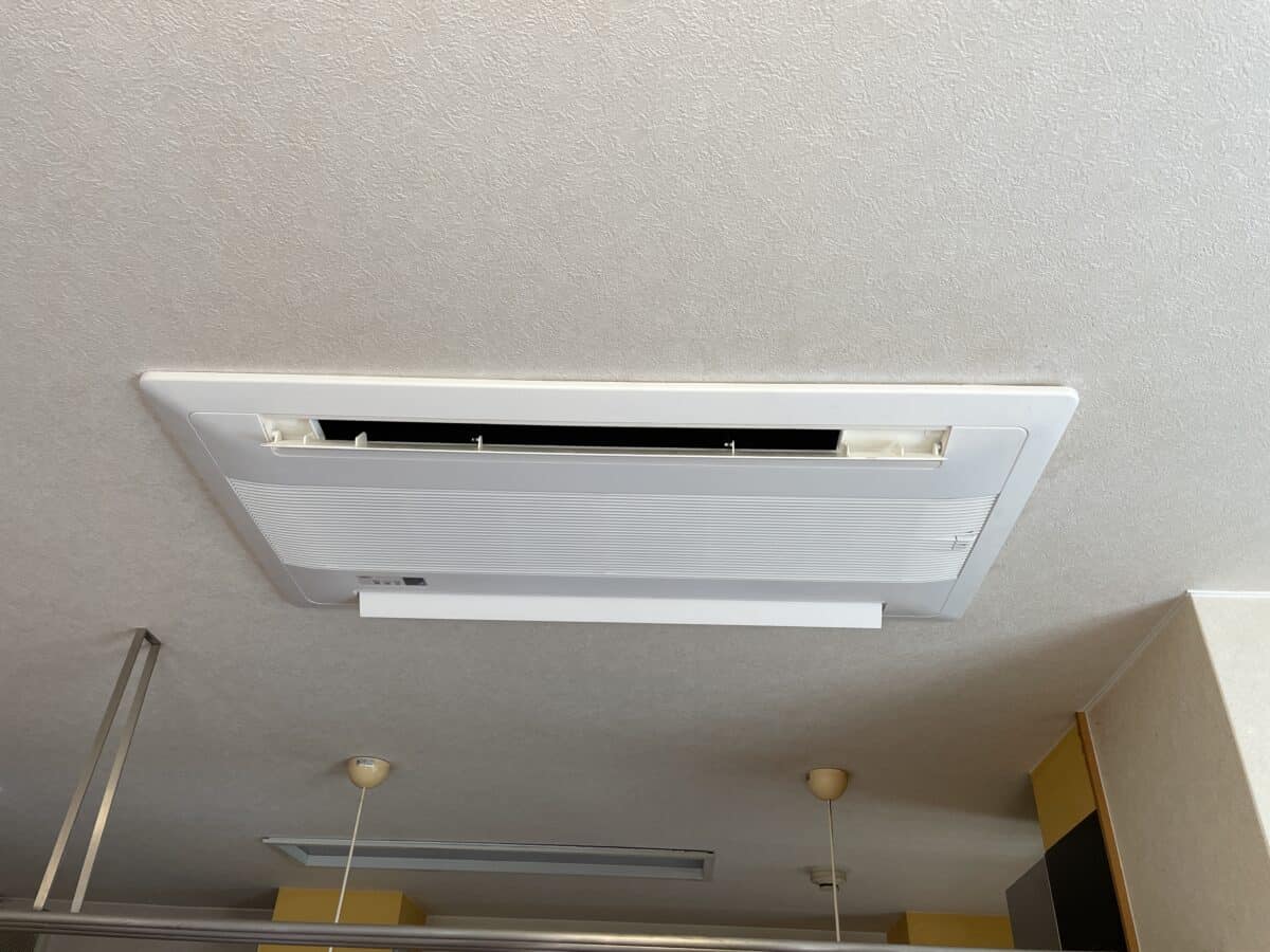 福岡県福津市での戸建の家でカセット型エアコン取り付け工事