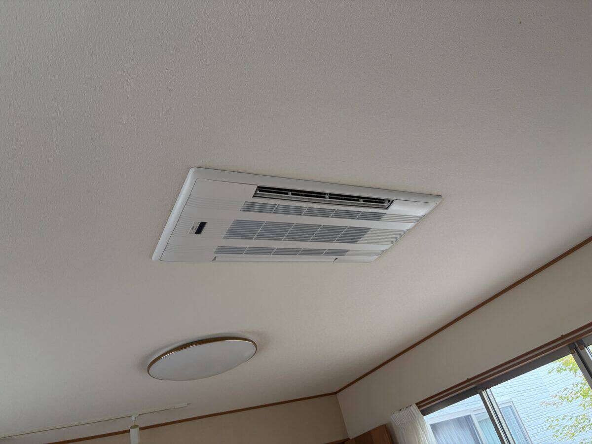 岡垣町松ヶ台の住宅で交換を終えた三菱電機の天井埋込エアコン